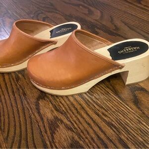 Swedish Hasbeens Women's Brown Leather Clogs, Nature